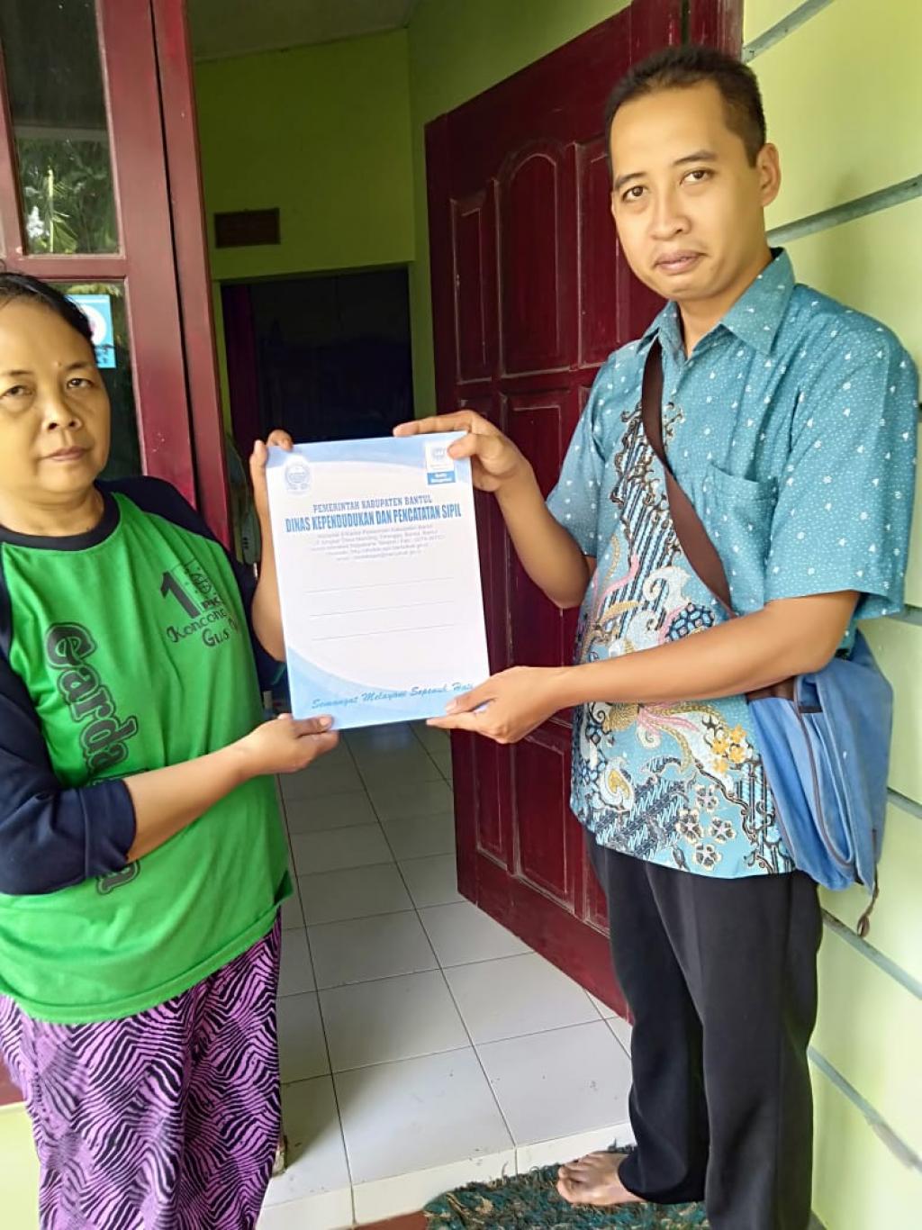 Penyerahan Akta Kematian Almarhumah Martiyem / Mbah Yitno Oleh Dukuh Pandes II 